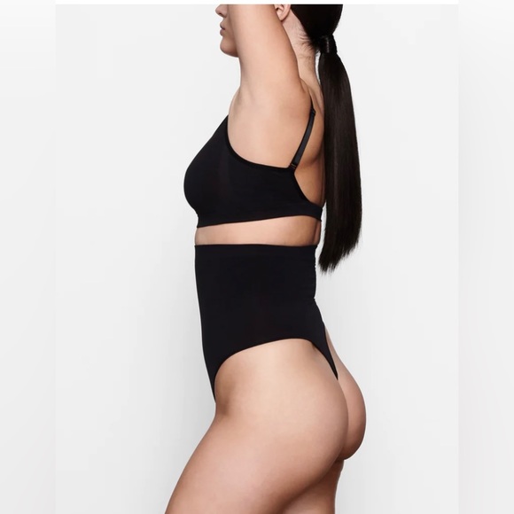SKIMS NWOT Seamless Shape Thong in Onyx - Picture 2 of 6
